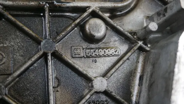 Pompe à huile OEM 55490982 & couverge pour Opel image 3