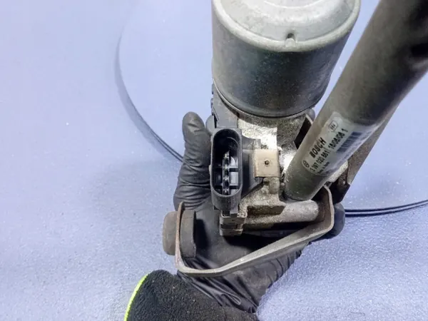 VW Touran I 03- Framvänster vindrutetorkarmekanism OEM 1T0955023G image 5