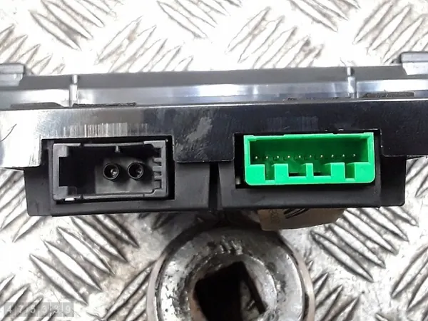 Volvo V70 Näyttöruutu OEM 30797715 - Käytetty image 6
