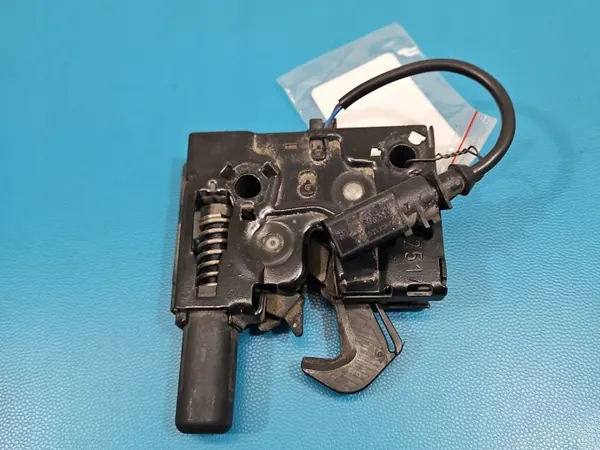 OEM 8W0823509B Etu vasen konepeltilukko Audi A4 B9 image 5