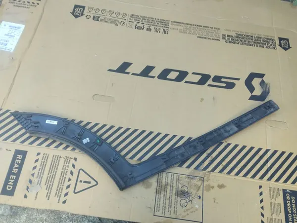 HYUNDAI TUCSON III 15-20 Left Rear Door Trim image 3