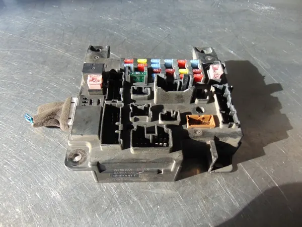 Mitsubishi Lancer säkringslåda OEM 8637A477 - Begagnad image 2