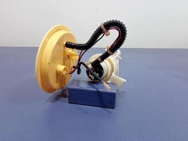 BMW Polttoainepumppu OEM 7217080 5-sarja 2.0D image 3