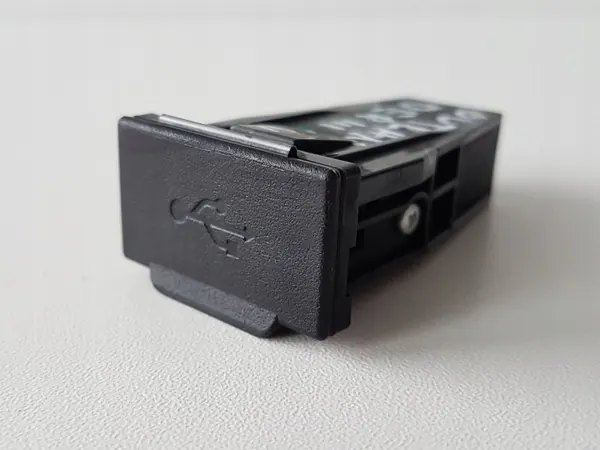 Tomada USB Mitsubishi Outlander OEM K129021 - Usado image 2