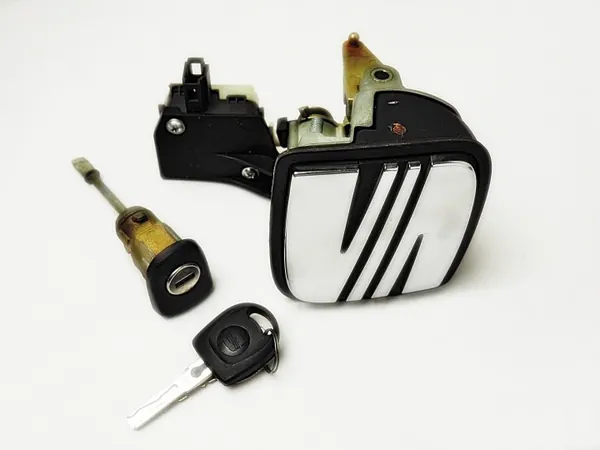 SEAT OE 6L6827573D/E Insert Serrure Arrière Gauche image 2