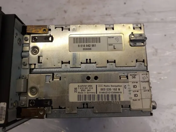 Audi CD-navigationsradio OEM 8E0035192B - Begagnad image 3