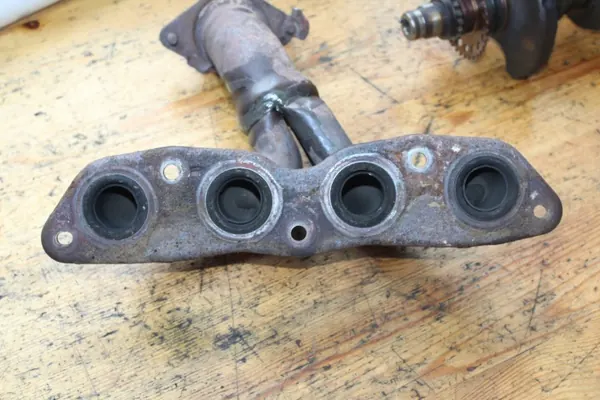 Colector de escape Toyota OEM 2NZ para Yaris 1.3 image 4
