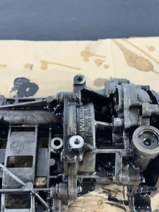 Bomba de óleo usada OEM 7798014 para BMW N47 2.0D image 3