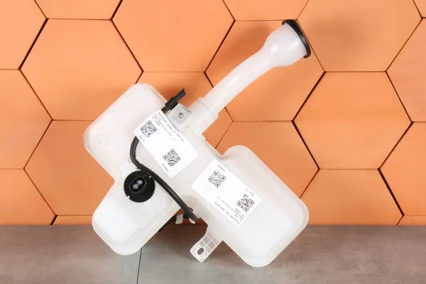 BMW i3 I01 Pesuneste Säiliö + Pumppu image 2