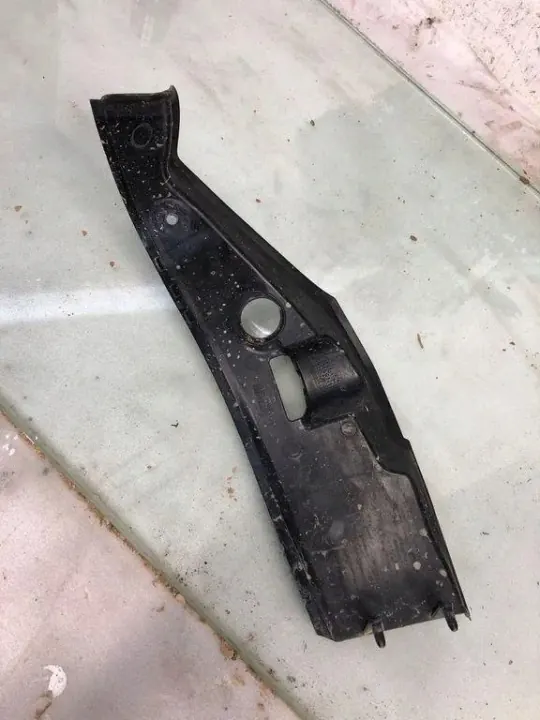BMW OEM 22677510 Linke Rückleuchtenabdeckung - Gebraucht image 3