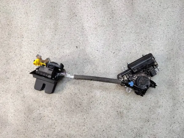 Takaluukun lukko OEM 5TA827887C02 Skoda Superb III:lle image 2