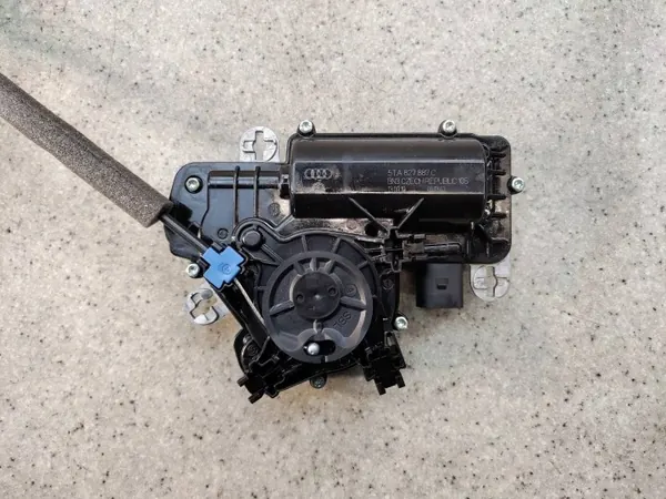 Takaluukun lukko OEM 5TA827887C02 Skoda Superb III:lle image 3