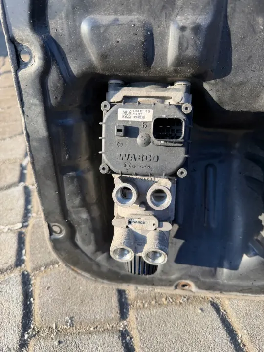 Huvudbromsventil OEM A0044311406 för Mercedes Actros image 2