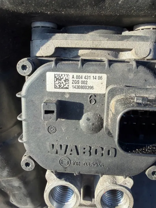Huvudbromsventil OEM A0044311406 för Mercedes Actros image 3