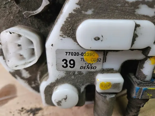 Toyota brandstofpomp OEM 77020-02390 Auris/Corolla image 3