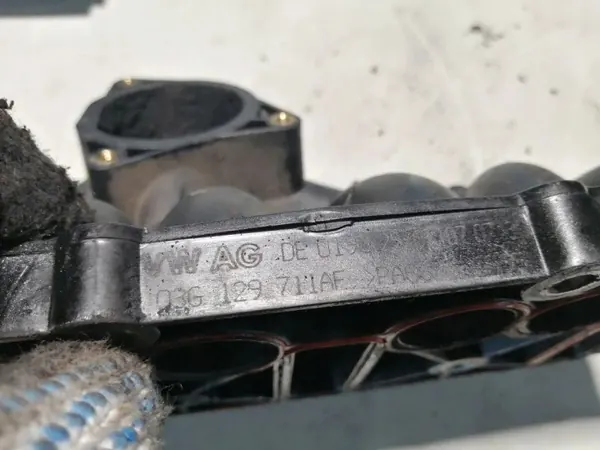 Colector de admisión VW Touran OEM 03G129711AF 2.0L image 3