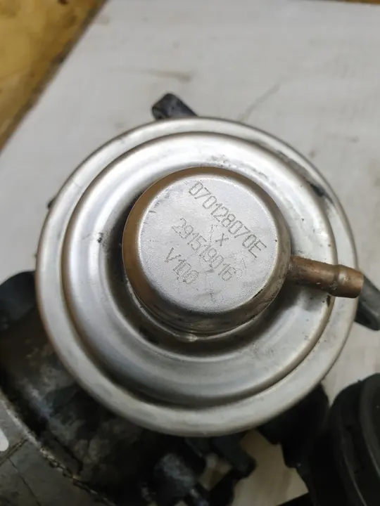 EGR-venttiili VW T5 2.5 TDI 070128070E image 2