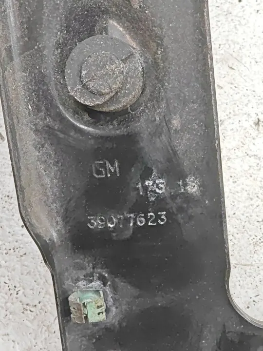 Opel Insignia B Etuistuimen Vahvike OEM 39077623 image 9