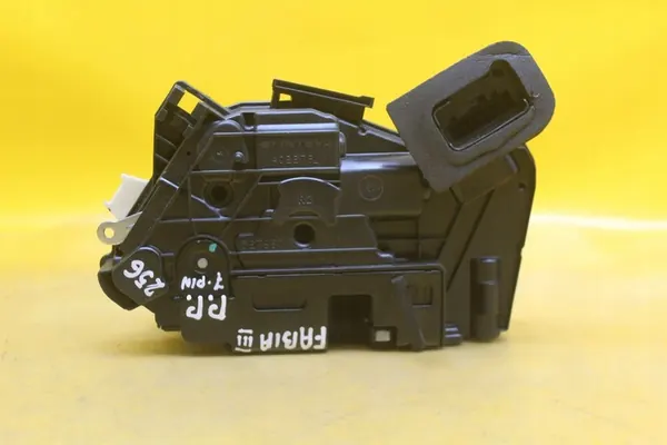 Fram Höger Dörrlås 7 Pin Skoda Fabia III image 10