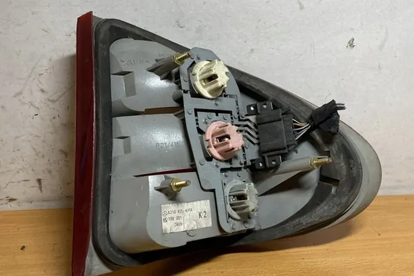 Linker achterlicht MERCEDES-BENZ E (W210) A2108204764 image 2