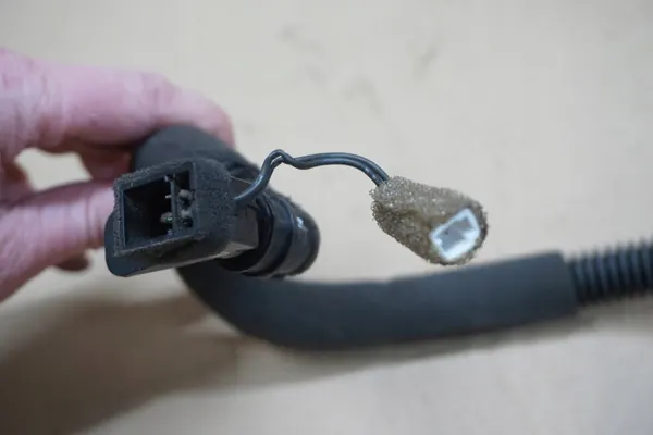 Sensor entrada calefacción Nissan Y61 OEM image 3