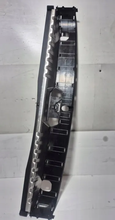 BMW OEM 7469485 Krom Bakstötslist - Begagnad image 2