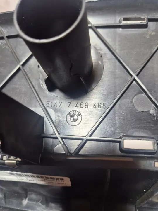 BMW OEM 7469485 Krom Bakstötslist - Begagnad image 4