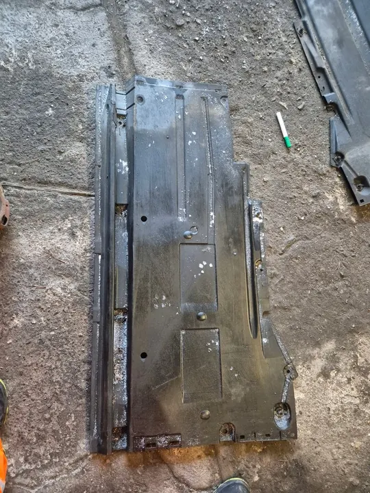 Audi A4 B8 S8 A5 S5 Höger Underbensskydd 8K0825208D image 2