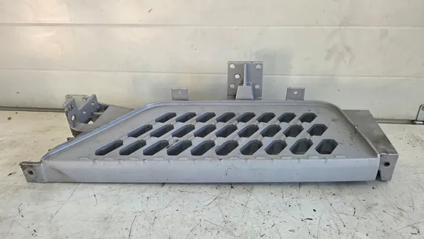 Volvo OE 82151654 marchepied image 1