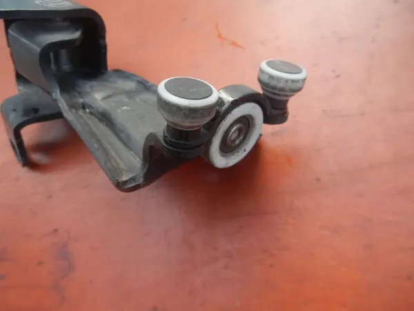 Rueda de puerta corredera derecha OEM A4477600347 VITO image 3