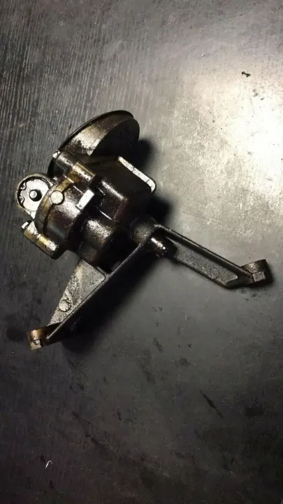 Pompe à huile BMW d'occasion OEM 1273082 pour E30 Série 3 image 3