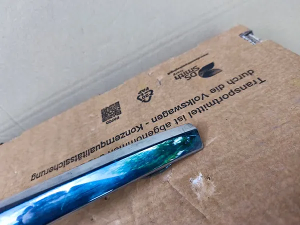 VW Passat B7 Kombi Puskuri Trim Vasemmalle Oikealle Kromi OEM image 3