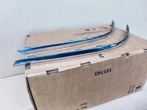 VW Passat B7 Kombi Puskuri Trim Vasemmalle Oikealle Kromi OEM image 4