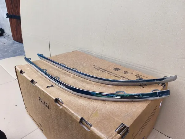 VW Passat B7 Kombi Puskuri Trim Vasemmalle Oikealle Kromi OEM image 5