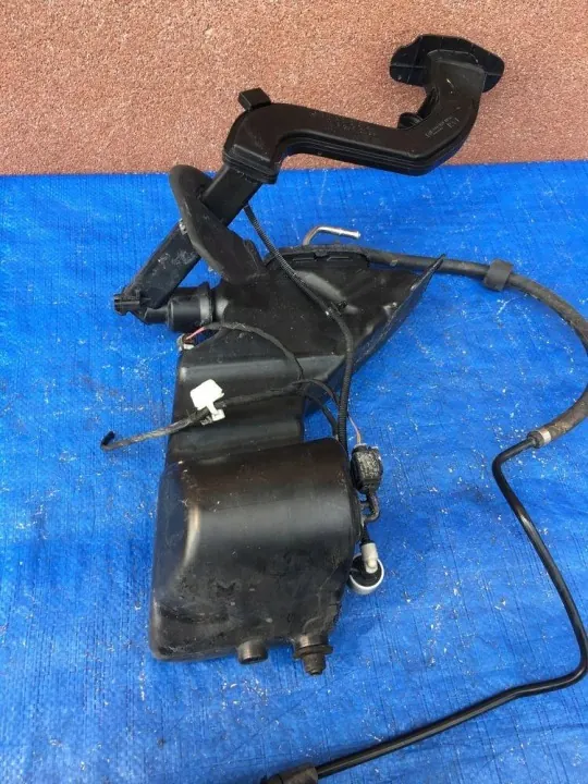 Mercedes W213 E-luokan tuulilasinpesupullo OEM A2058600360 image 3