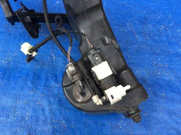 Mercedes W213 E-luokan tuulilasinpesupullo OEM A2058600360 image 5