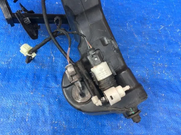 Mercedes W213 E-luokan tuulilasinpesupullo OEM A2058600360 image 6