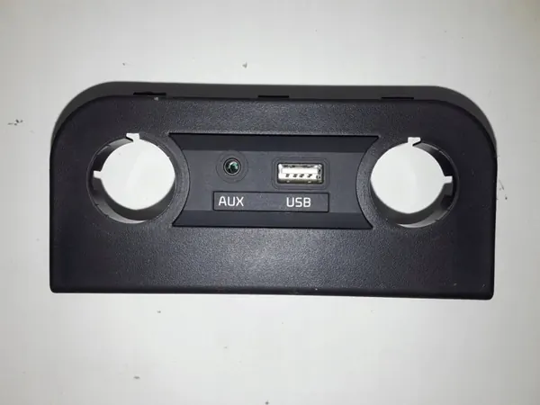 Enchufe AUX Kia Rio OEM 961201W010 - Usado image 2