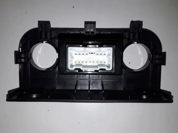 Enchufe AUX Kia Rio OEM 961201W010 - Usado image 3