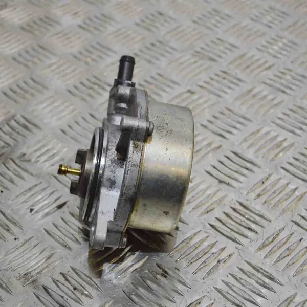 Imupumppu VW TOUAREG 4.2L Diesel 2011 OEM 059145100J image 3