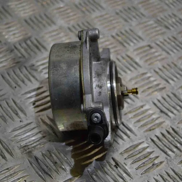 Imupumppu VW TOUAREG 4.2L Diesel 2011 OEM 059145100J image 4