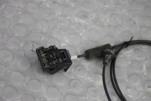 Câble d'ouverture capot OEM LINKAMASKICX30 Mazda CX-30 image 3