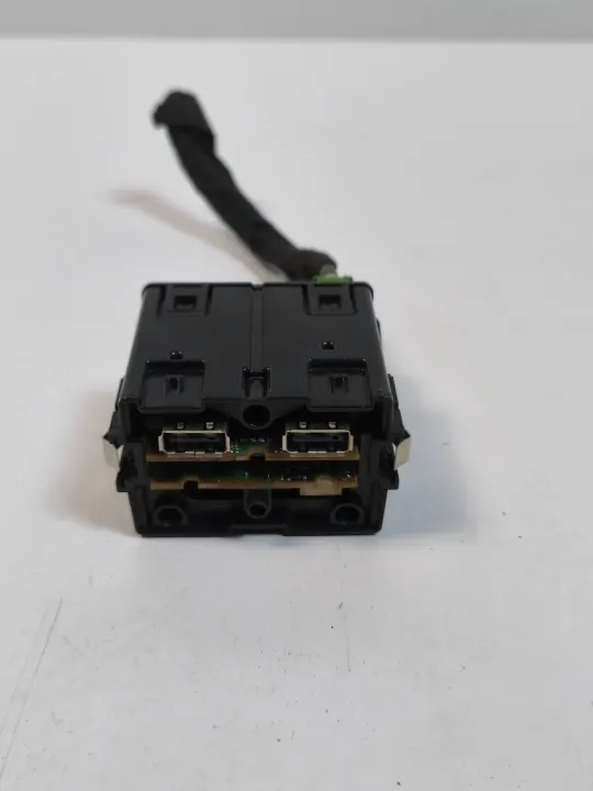 Audi A6 C7 AUX USB Anschluss OEM 4G0035736 image 2