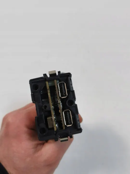 Audi A6 C7 AUX USB Anschluss OEM 4G0035736 image 3