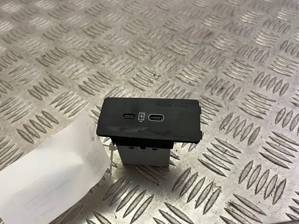 USB-Steckdose Volvo XC60 2022 OEM 31682676 image 2