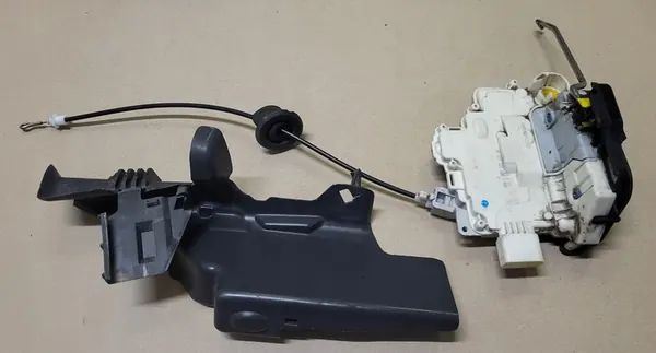 Fram vänster dörrlås 9 pin Audi A4 B6 B7 A8 D3 OE image 2