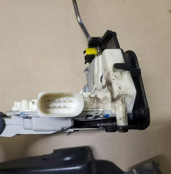 Fram vänster dörrlås 9 pin Audi A4 B6 B7 A8 D3 OE image 8