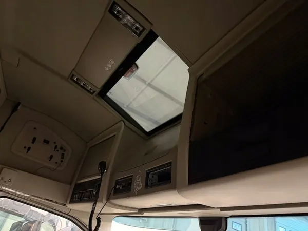 Cabine complète Volvo GLOBETROTTER FM5 EURO6 - Occasion image 9