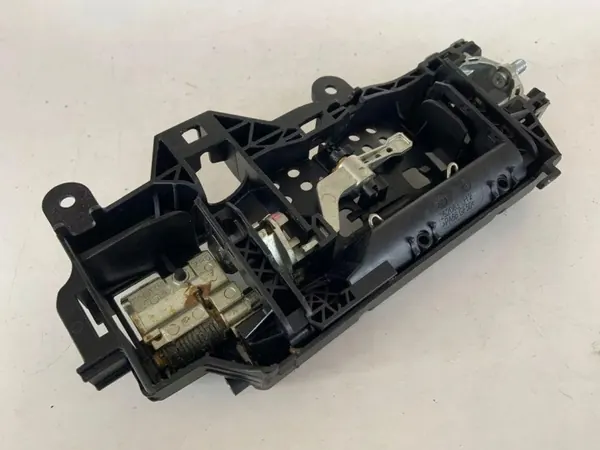 OEM 8W0837811A Audi A4 Allroad bakre vänster dörrhandtagsram image 3
