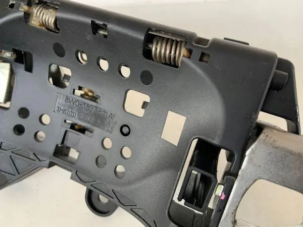 OEM 8W0837811A Audi A4 Allroad bakre vänster dörrhandtagsram image 7